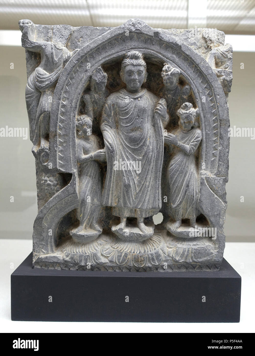 N/A. Inglese: presentano nell'Matsuoka Museum of Art - 5 Chome-12-6 Shirokanedai, Minato, Tokyo 108-0071, Giappone. Il 20 febbraio 2015, 00:12:57. Daderot 248 Buddha visita familiare a Kapilavastu (probabilmente), Gandhara, c. Iii secolo D.C., grigio scisto - Matsuoka Museum of Art - Tokyo, Giappone - DSC07193 Foto Stock