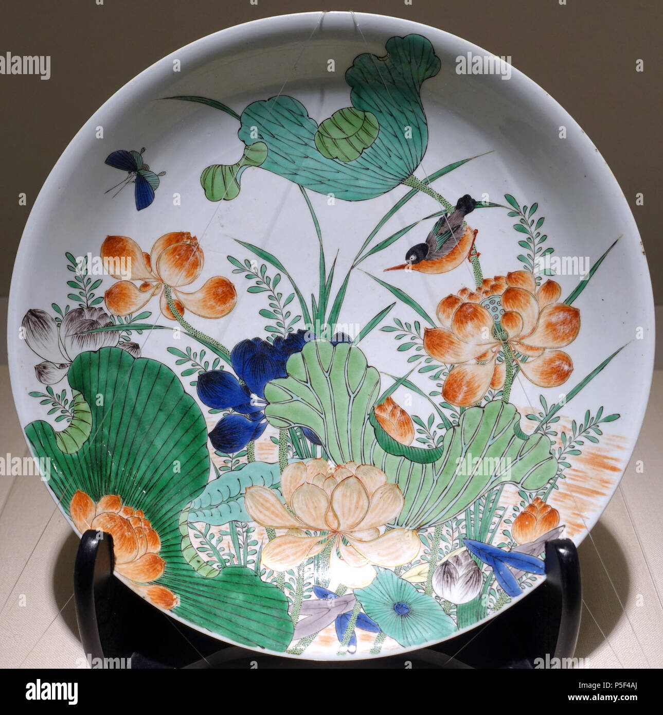 N/A. Inglese: presentano nell'Matsuoka Museum of Art - 5 Chome-12-6 Shirokanedai, Minato, Tokyo 108-0071, Giappone. Il 20 febbraio 2015, 00:18:29. Daderot 457 il piatto con il fiore e il design di uccelli, Cina, Jingdezhen forno, dinastia Qing, Kangxi periodo, 1662-1722, overglaze smalti e oro - Matsuoka Museum of Art - Tokyo, Giappone - DSC07226 Foto Stock