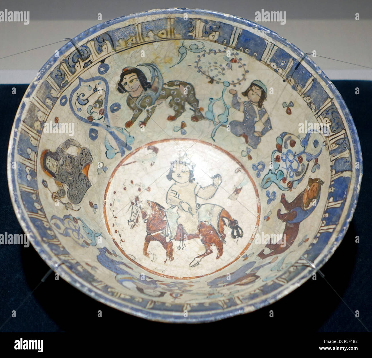 N/A. Inglese: presentano nell'Matsuoka Museum of Art - 5 Chome-12-6 Shirokanedai, Minato, Tokyo 108-0071, Giappone. Il 20 febbraio 2015, 00:22:05. Daderot 227 ciotola con il design della figura equestre, Iran, Minai tipo, xiii secolo D.C., smaltato ware in ceramica - Matsuoka Museum of Art - Tokyo, Giappone - DSC07251 Foto Stock