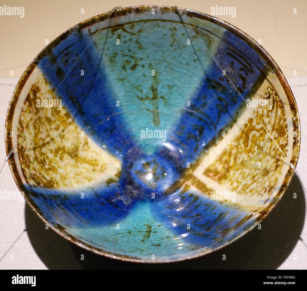 N/A. Inglese: presentano nell'Matsuoka Museum of Art - 5 Chome-12-6 Shirokanedai, Minato, Tokyo 108-0071, Giappone. Il 20 febbraio 2015, 00:31:17. Daderot 227 ciotola con il design di piante in fiore e pattern di blu, Iran, XII e il XIII secolo D.C., lucentezza ware in ceramica - Matsuoka Museum of Art - Tokyo, Giappone - DSC07320 Foto Stock