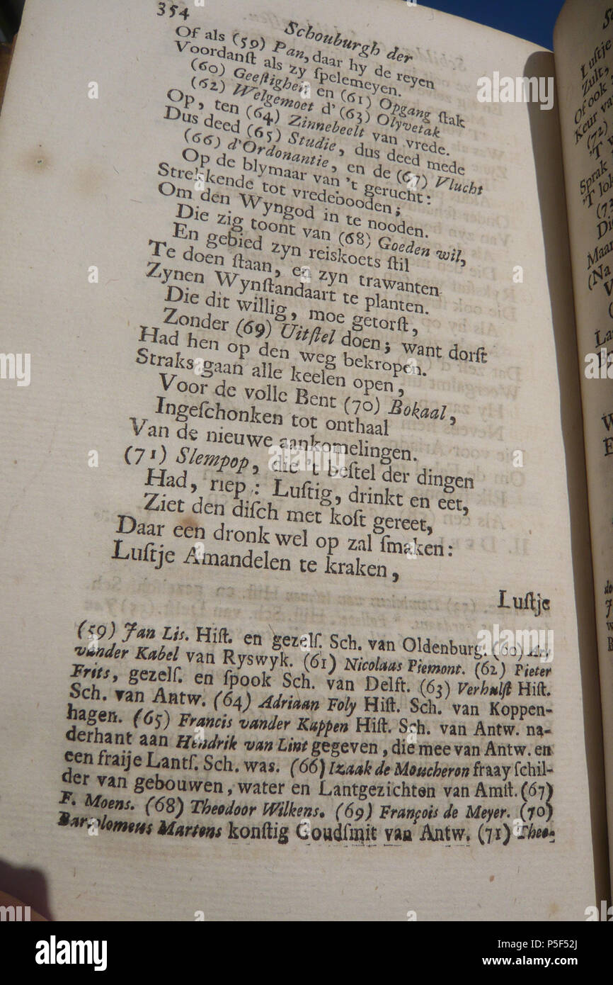 N/A. Inglese: copia di Arnold Houbraken's Schouburg dal 1719 (pubblicato e venduto dall'autore) Nederlands: Di als (59)Pan, daar hy de reyen Voordanst als zy spelemeyen. (60)Geestigheid en (61)Opgang stak (62)Welgemoet d'(63)Olyvetak Op, dieci (64)Zinnebeeld van vrede. Dus andando (65)Studie, dus andando mede (66)d'Ordonantie en de (67)Vlucht Op de blymaar van 't gerucht: Strekkende tot vredebooden; Om den Wyngod in te nooden. Die zig toont van (68)Goeden wil, En gebied zyn reiskoets stil Te doen staan, en zyn trawanten Zynen Wynstandaart te planten. Die dit willig, moe getorst, Zonder (69)Uitstel doe Foto Stock