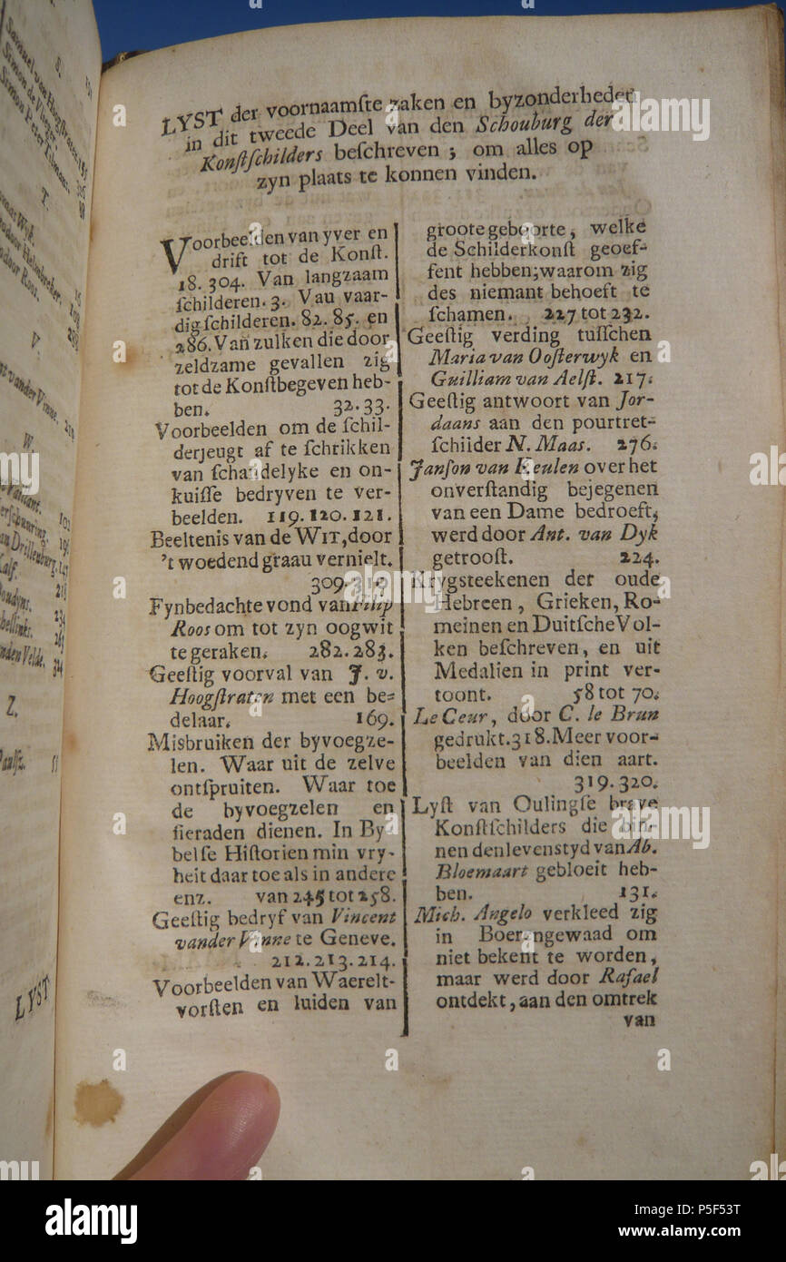 N/A. Inglese: copia di Arnold Houbraken's Schouburg dal 1719 (pubblicato e venduto dall'autore) Nederlands: catalizzatore der voornaamste Zaken en byzonderheden nel dit tweede Deel van den Schouhurgh der Konstschilders beschreven; om alles op zyn plaats te vinden konnen. Voorbeelden van yver en drift tot de Konst. 18. 304. Van langzaam schilderen. 8. Van vaardig schilderen. 82. 85. EN 286. Van zulken die door zeldzame gevallen zig tot de Konst begeven hebben. 32. 33. Voorbeelden om de schilderjeugt af te schrikken van schandelyke en onkuisse bedryven te verbeelden. 119. 120. 121. Beeltenis van de Wit, d Foto Stock