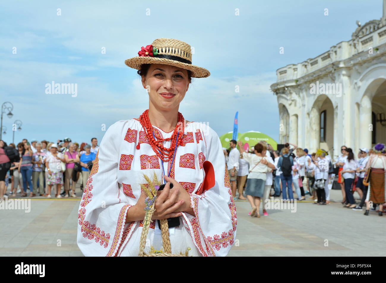 Donna in costume tradizionale a 'Ziua isti '-giornata internazionale del rumeno camicetta ,tradizionale celebrazione sulla riva del Mar Nero, Constanta Foto Stock
