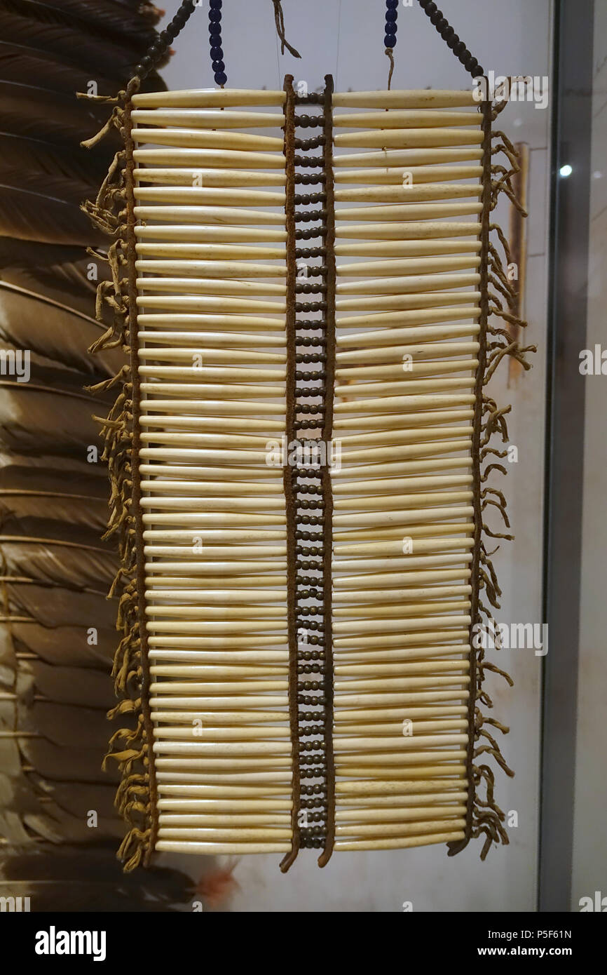 N/A. Inglese: presentano nell'Rautenstrauch-Joest-Museum - Colonia, Germania. 29 novembre 2015, 09:49:07. Daderot 233 pettorale, pianure, USA, 1800, ossa, perline di vetro, perle di ottone - Rautenstrauch-Joest-Museum - DSC00321 Foto Stock