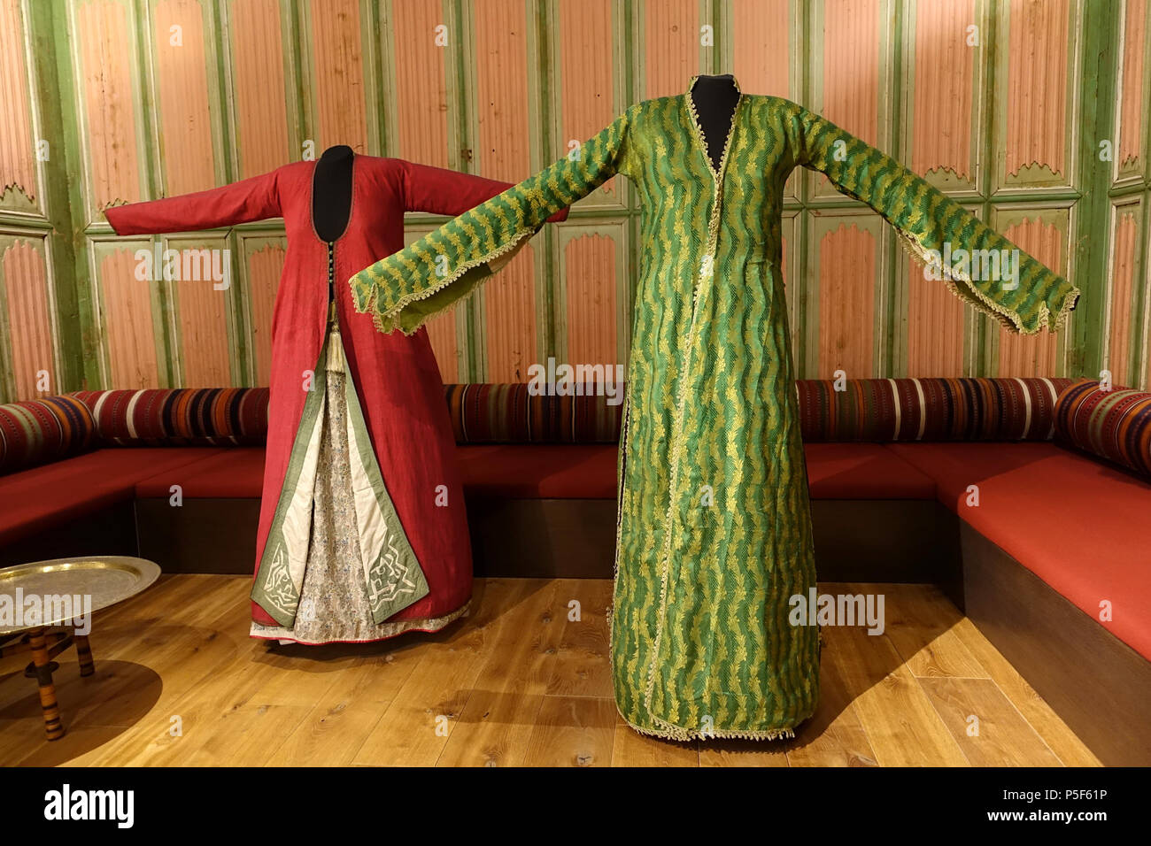 N/A. Inglese: presentano nell'Rautenstrauch-Joest-Museum - Colonia, Germania. 29 novembre 2015, 09:56:29. Daderot 357 Coat (sinistra), Turchia, inizio novecento, seta, cotone, con mantello (destra), Siria, tardo ottocento, seta, cotone - Rautenstrauch-Joest-Museum - DSC00338 Foto Stock