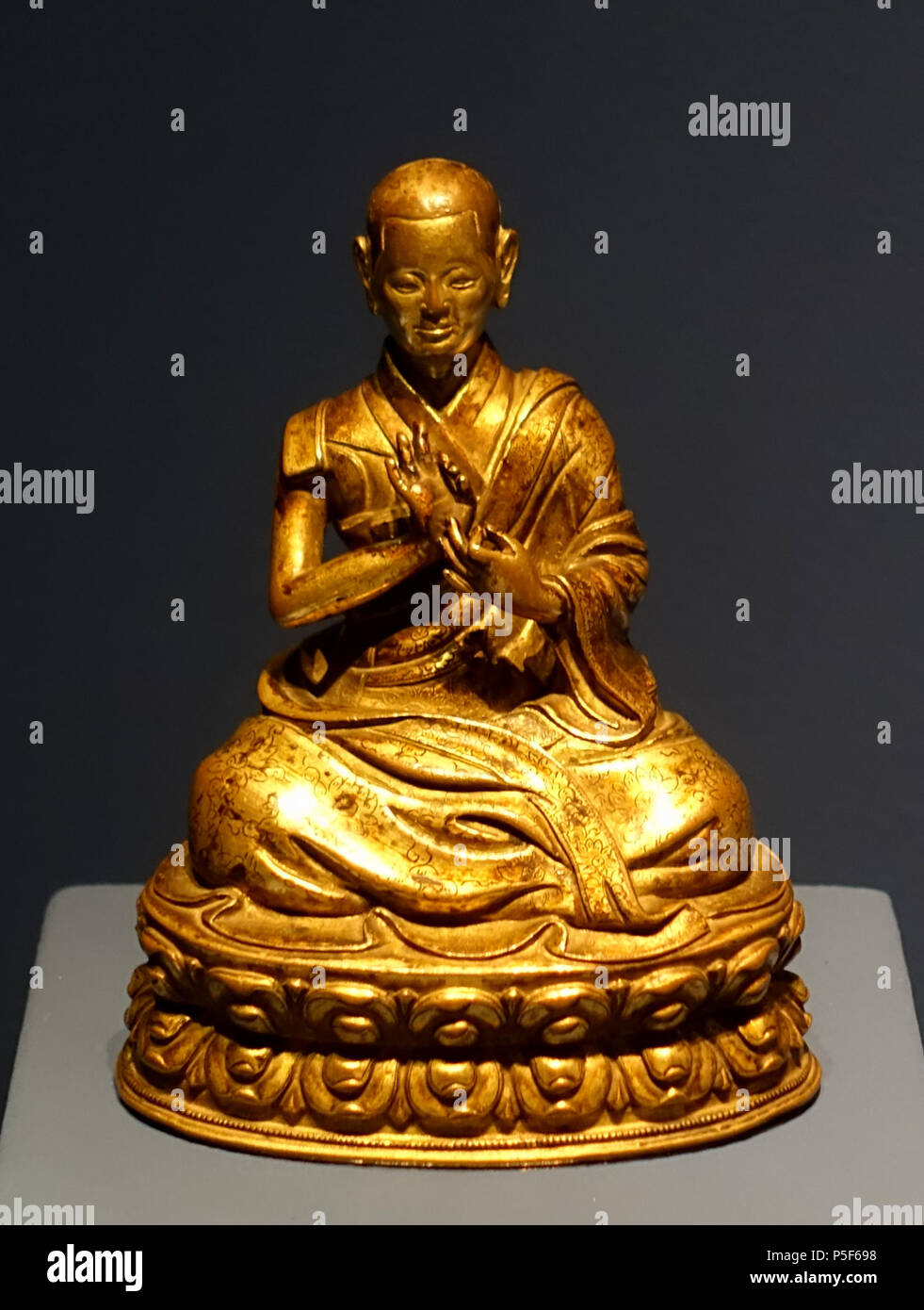 N/A. Inglese: presentano nell'Linden-Museum - Stuttgart, Germania. 6 dicembre 2015, 12:05:22. Daderot 38 3° Dalai Lama del Tibet, c. Il XVII secolo d.c. firegilt bronze - Linden-Museum - Stoccarda, Germania - DSC03696 Foto Stock