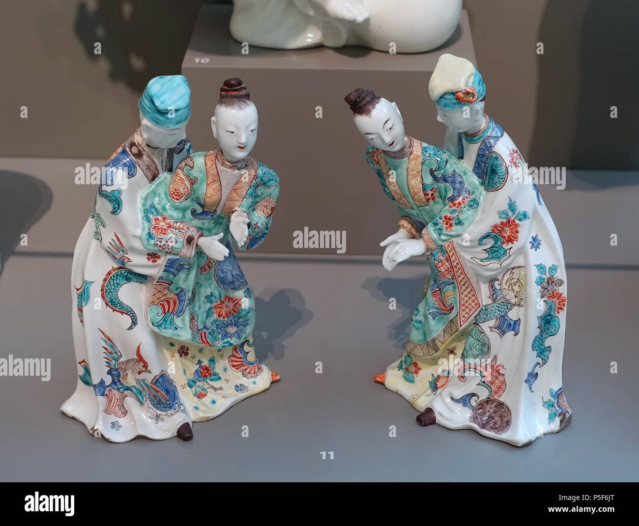 N/A. Inglese: presentano nel Wadsworth Ateneo - Hartford, Connecticut, Stati Uniti d'America. Questo lavoro è abbastanza vecchio in modo che sia in . 21 gennaio 2016, 13:44:22. Daderot 339 figure cinesi holding marionette, Chantilly fabbrica di porcellana, c. 1735-1740, soffice pasta di porcellana - Wadsworth Ateneo - Hartford, CT - DSC05415 Foto Stock