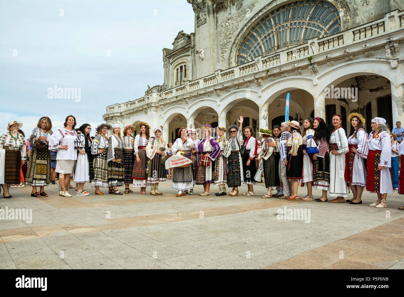 "Ziua isti ' - Giornata internazionale del rumeno camicetta ,tradizionale celebrazione sulla riva del Mar Nero in Constanta, Romania. Foto Stock