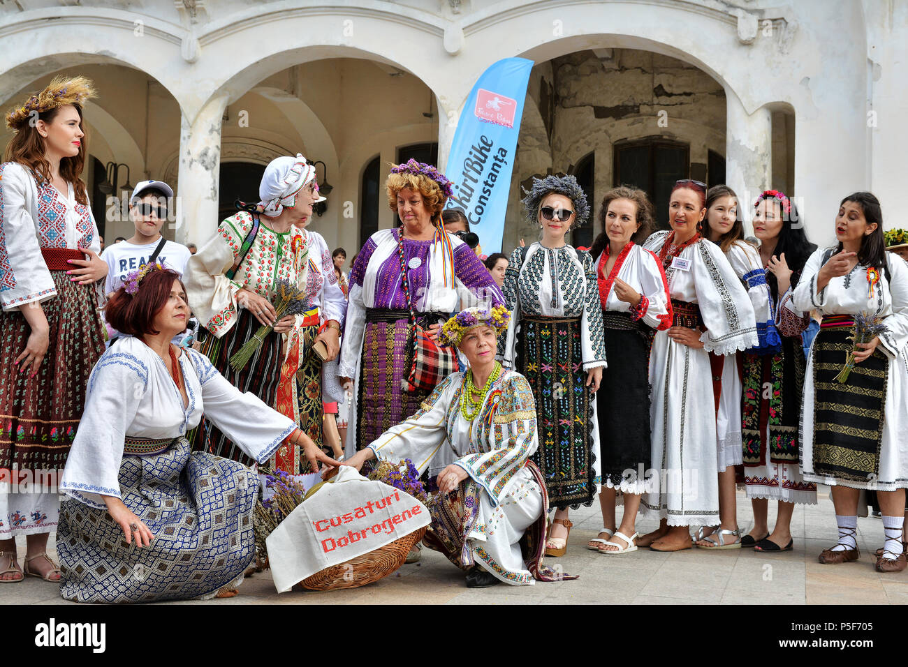 "Ziua isti ' - Giornata internazionale del rumeno camicetta ,tradizionale celebrazione sulla riva del Mar Nero in Constanta, Romania. Foto Stock