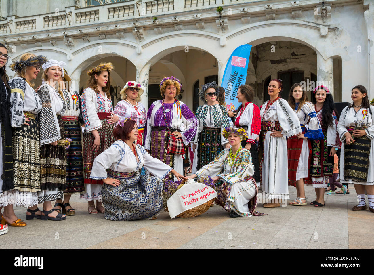 "Ziua isti ' - Giornata internazionale del rumeno camicetta ,tradizionale celebrazione sulla riva del Mar Nero in Constanta, Romania. Foto Stock