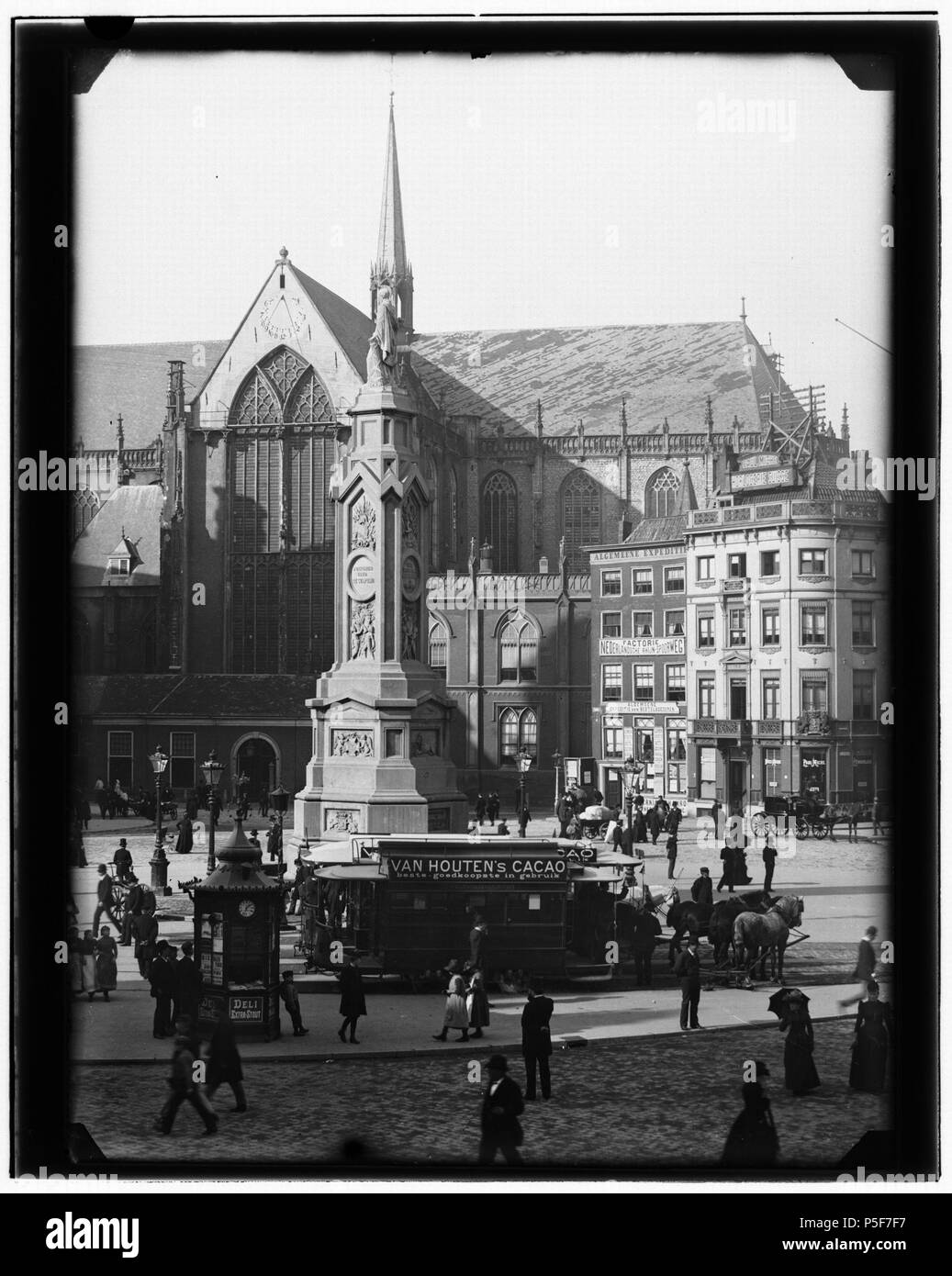 N/A. Nederlands: Beschrijving Dam-noordwestzijde Onderdeel van een 5-delig panorama. Gezien vanuit Vijgendam 6 naar Koninklijk Paleis (GED).", Nieuwe Kerk en Dam 8 (GED.) (v.l.n.r.). Op de voorgrond: Naatje van de Dam (afgebroken nel 1914). Documenttype foto Vervaardiger Olie'', Jacob (1834-1905) Collectie Collectie Giacobbe Olie Jbz. Datering 8 settembre 1890 t/m 24 maart 1891 Geografische naam Dam Inventarissen http://stadsarchief.amsterdam.nl/archief/10019 Afbeeldingsbestand 10019A000014 generato con Dememorixer . 8 settembre 1890 t/m 24 maart 1891. Giacobbe Olie (1834-1905) alterare Foto Stock