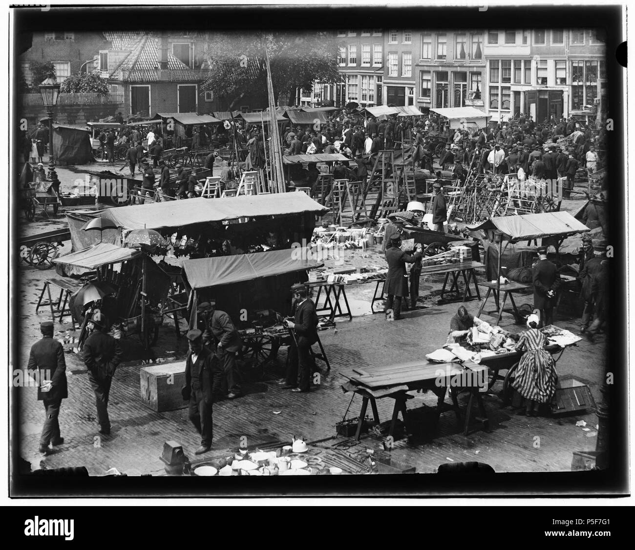 N/A. Nederlands: Beschrijving Amstelveld Maandagmarkt'', gezien vanuit Amstelveld 17 naar de Kerkstraat. Links è de Amstelkerk (GED.). Documenttype foto Vervaardiger Olie'', Jacob (1834-1905) Collectie Collectie Giacobbe Olie Jbz. Datering 1891 Geografische naam Amstelveld Inventarissen http://stadsarchief.amsterdam.nl/archief/10019 Afbeeldingsbestand 10019A000237 generato con Dememorixer . 1891. Giacobbe Olie (1834-1905) nomi alternativi Giacobbe Olie Jbz. Giacobbe Olie Jbzn. Descrizione fotografo olandese Data di nascita e morte 19 Ottobre 1834 25 aprile 1905 Luogo di nascita e morte Amst Foto Stock