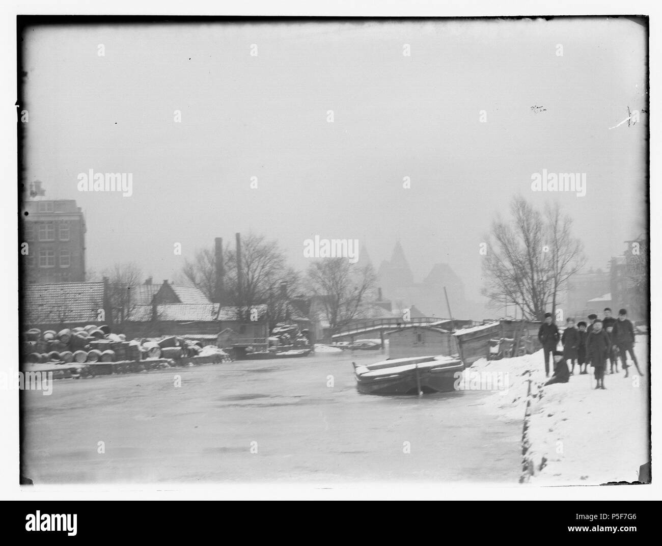 N/A. Nederlands: Beschrijving Boerenwetering Gezien in noordwestelijke richting naar Rijksmuseum", Stadhouderskade nr.42.Link: Hobbemakade. Rechts: Ruysdaelkade. Sneeuwlandschap. Documenttype foto Vervaardiger Olie'', Jacob (1834-1905) Collectie Collectie Giacobbe Olie Jbz. Datering 1891 Geografische naam Boerenwetering Inventarissen http://stadsarchief.amsterdam.nl/archief/10019 Afbeeldingsbestand 010019000226 generato con Dememorixer . 1891. Giacobbe Olie (1834-1905) nomi alternativi Giacobbe Olie Jbz. Giacobbe Olie Jbzn. Descrizione fotografo olandese Data di nascita e morte 19 Ottobre Foto Stock