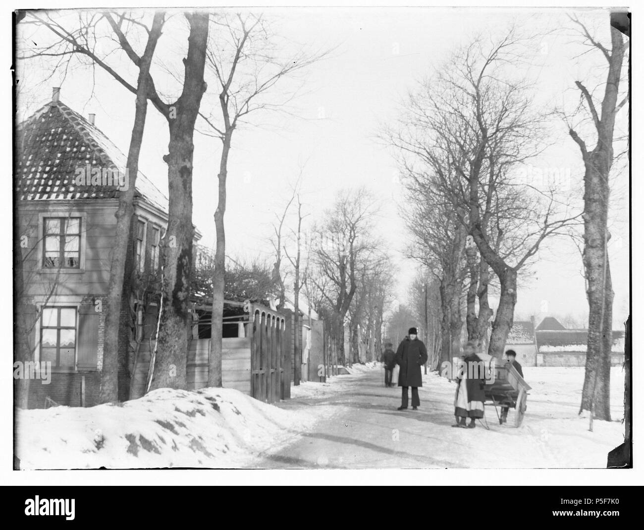 N/A. Nederlands: Beschrijving Amstelveenseweg Ter hoogte van Kalfjeslaan'', gezien in noordelijke richting. Rechts: boerderij'Nooit Volmaakt" (nr.109'',1922)", più tardi: nr.925 (1955). Sneeuwlandschap. Documenttype foto Vervaardiger Olie'', Jacob (1834-1905) Collectie Collectie Giacobbe Olie Jbz. Datering 1891 Geografische naam Amstelveenseweg Inventarissen http://stadsarchief.amsterdam.nl/archief/10019 Afbeeldingsbestand 010019000245 generato con Dememorixer . 1891. Giacobbe Olie (1834-1905) nomi alternativi Giacobbe Olie Jbz. Giacobbe Olie Jbzn. Descrizione fotografo olandese Data di bi Foto Stock