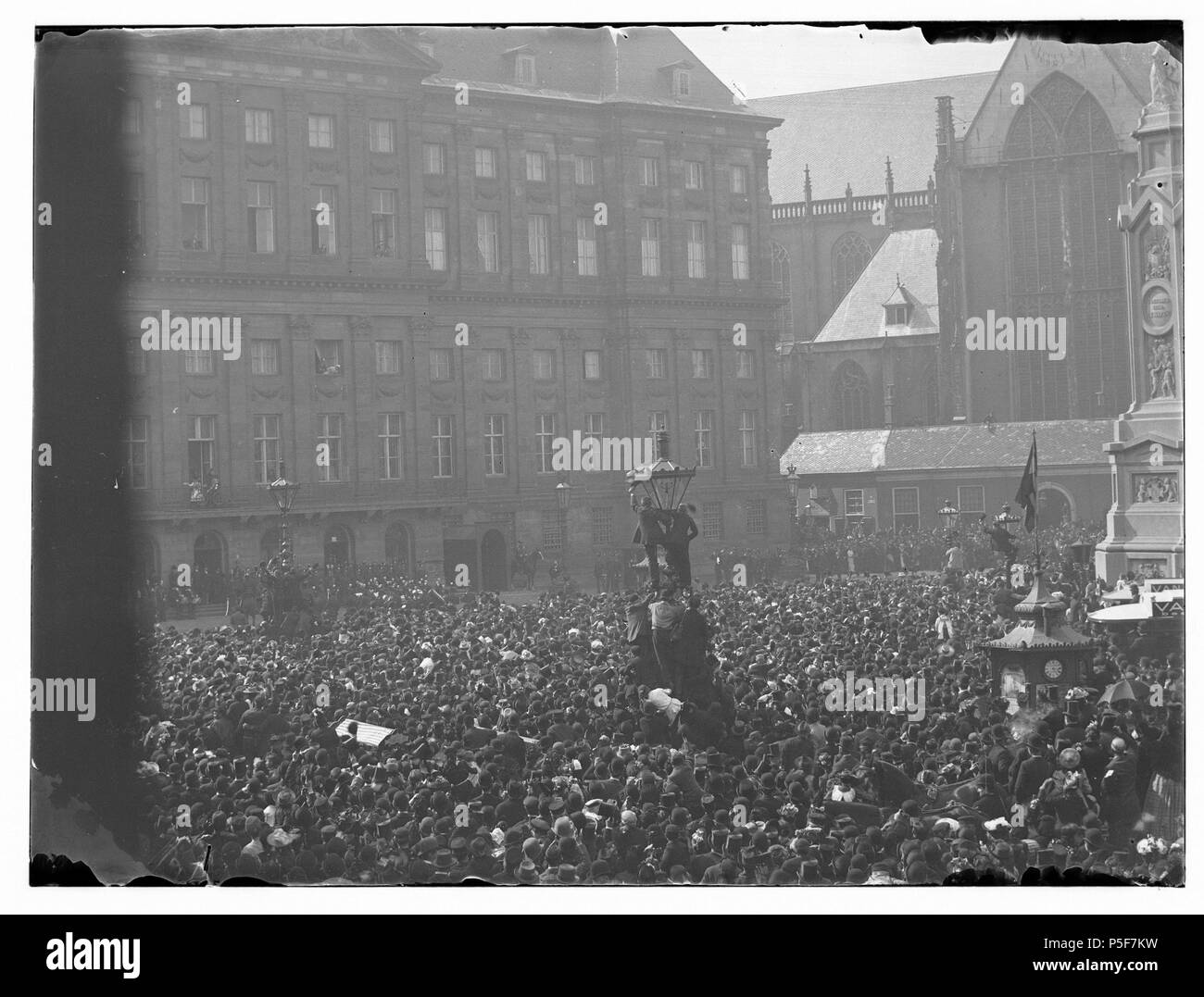 N/A. Nederlands: Beschrijving Dam-noordwestzijde Gezien naar Koninklijk Paleis en Nieuwe Kerk", tijdens bezoek van H.M. Koningin Emma (regentes) en Prinses Wilhelmina (tussen foto 3 en 1B). Documenttype foto Vervaardiger Olie'', Jacob (1834-1905) Collectie Collectie Giacobbe Olie Jbz. Datering 26 mei 1891 Geografische naam Dam Inventarissen http://stadsarchief.amsterdam.nl/archief/10019 Afbeeldingsbestand 010019000219 generato con Dememorixer . Il 26 maggio 1891. Giacobbe Olie (1834-1905) nomi alternativi Giacobbe Olie Jbz. Giacobbe Olie Jbzn. Descrizione fotografo olandese Data di nascita/dea Foto Stock