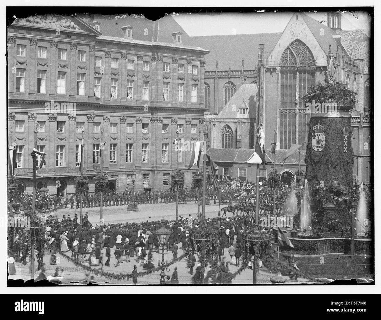 N/A. Nederlands: Beschrijving Dam'', noordwestzijde Gezien naar Koninklijk Paleis en Nieuwe Kerk. Rechts het beeld 'Naatje van de Dam', tijdens bezoek Keizer Wilhelm II van Duitsland. Documenttype foto Vervaardiger Olie'', Jacob (1834-1905) Collectie Collectie Giacobbe Olie Jbz. Datering 1 juli 1891 t/m 3 juli 1891 Geografische naam Dam Inventarissen http://stadsarchief.amsterdam.nl/archief/10019 Afbeeldingsbestand 010019000335 generato con Dememorixer . 1 juli 1891 t/m 3 juli 1891. Giacobbe Olie (1834-1905) nomi alternativi Giacobbe Olie Jbz. Giacobbe Olie Jbzn. Descrizione phot olandese Foto Stock