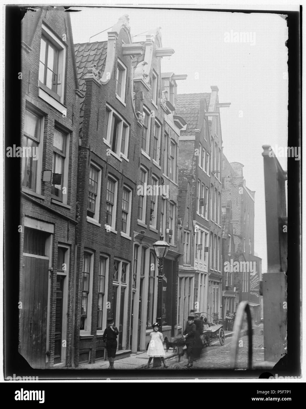 N/A. Nederlands: Beschrijving Buiten Dommersstraat 2 t/m 18 (v.r.n.l.) Gezien naar Haarlemmer Houttuinen. No. 16 è stato tot 23 oktober 1891 de woning van Gerbrand Kost'', sinds 5 aprile 1891 weduwnaar van Maria Olie. Links è Jan Olie'', rechts è Jacob Olie jr. In het midden een onbekend meisje (MJEP Kost). Documenttype foto Vervaardiger Olie'', Jacob (1834-1905) Collectie Collectie Giacobbe Olie Jbz. Datering 1892 Geografische naam Buiten Dommersstraat Inventarissen http://stadsarchief.amsterdam.nl/archief/10019 Afbeeldingsbestand 10019A000583 generato con Dememorixer . 1892. Giacobbe Olie Foto Stock