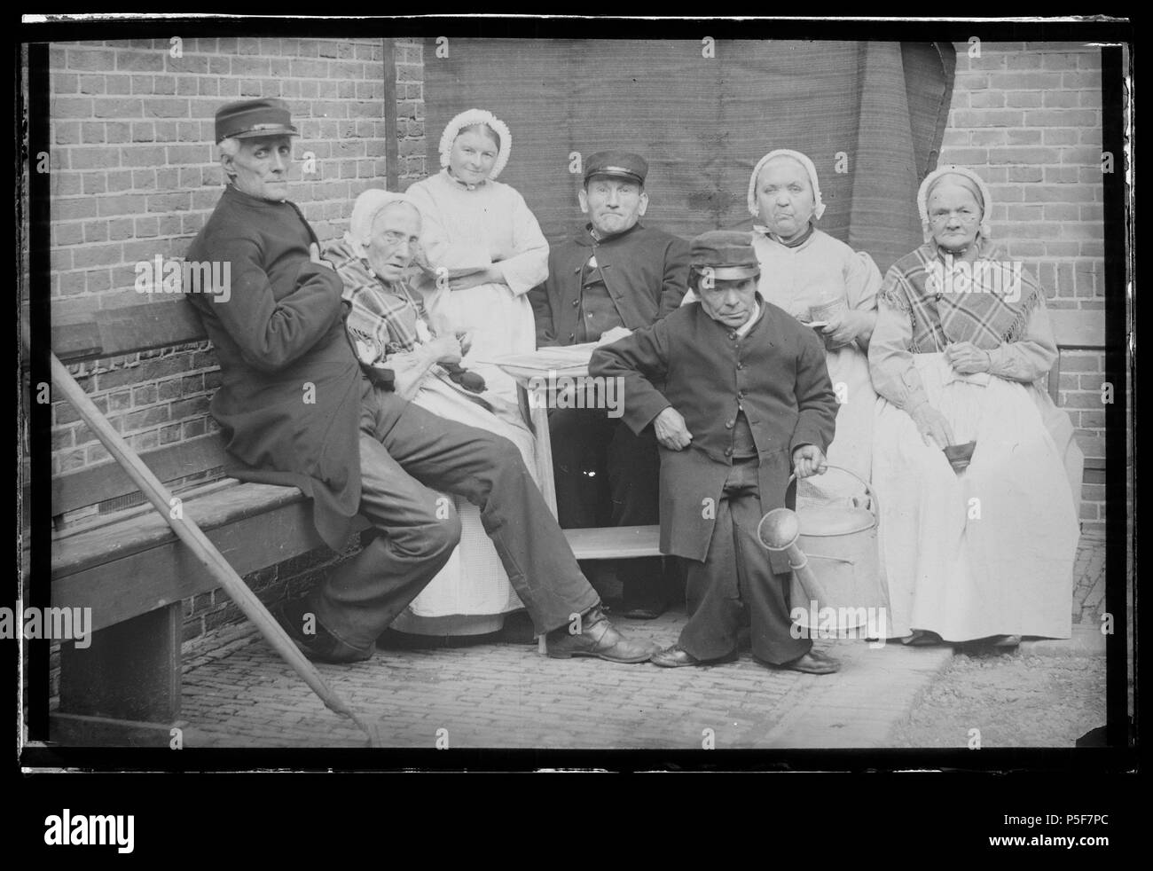 N/A. Beschrijving Boerenfamilie Documenttype foto Vervaardiger Olie, Jacob (1834-1905) Collectie Collectie Giacobbe Olie Jbz. Datering 1892 Inventarissen http://stadsarchief.amsterdam.nl/archief/10019 Afbeeldingsbestand 010019001687 generato con Dememorixer . 1892. Giacobbe Olie (1834-1905) nomi alternativi Giacobbe Olie Jbz. Giacobbe Olie Jbzn. Descrizione fotografo olandese Data di nascita e morte 19 Ottobre 1834 25 aprile 1905 Luogo di nascita e morte Amsterdam Amsterdam periodo di lavoro lavoro 1847-1905 posizione Amsterdam (1847-1905), Abcoude (1886-1890) Autorità di controllo : Q2383619 VIAF: 99 Foto Stock