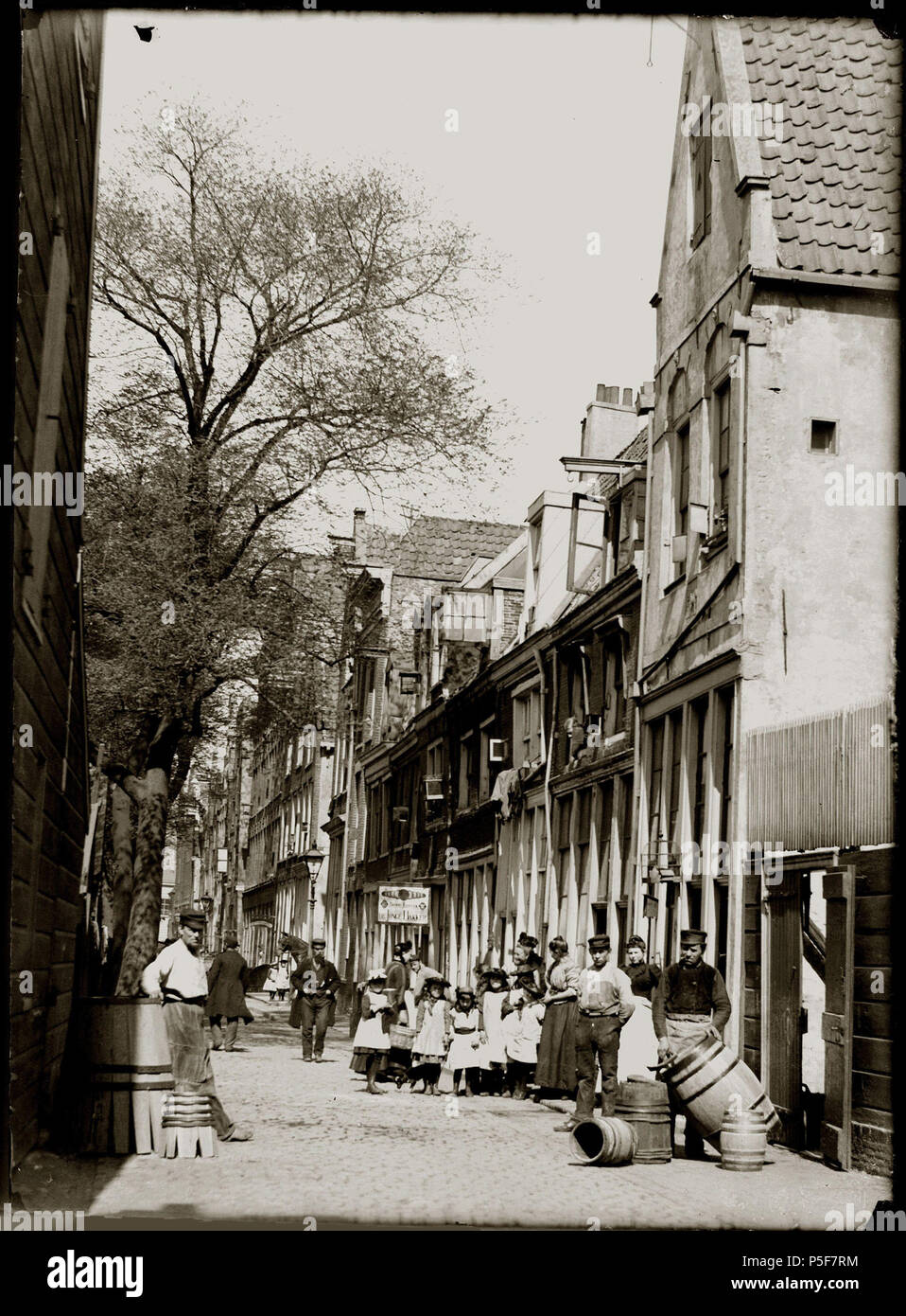 N/A. Nederlands: Beschrijving Bickersgracht 44 t/m 60 enz. (V.r.n.l.) bij de kuiperij van M.H. Blok'', Grote Bickersstraat 53 (achterzijde). In het midden è ingang Kleine Bickersstraat. Documenttype foto Vervaardiger Olie'', Jacob (1834-1905) Collectie Collectie Giacobbe Olie Jbz. Datering 1893 Geografische naam Bickersgracht Inventarissen http://stadsarchief.amsterdam.nl/archief/10019 Afbeeldingsbestand 10019A000590 generato con Dememorixer . 1893. Giacobbe Olie (1834-1905) nomi alternativi Giacobbe Olie Jbz. Giacobbe Olie Jbzn. Descrizione fotografo olandese Data di nascita e morte 19 OC Foto Stock