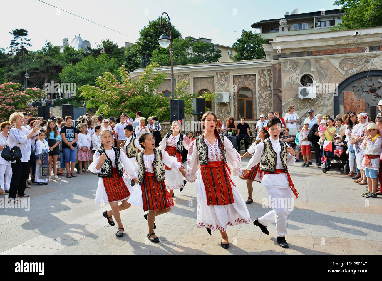 "Ziua isti ' - Giornata internazionale del rumeno camicetta ,tradizionale celebrazione sulla riva del Mar Nero in Constanta, Romania. Foto Stock