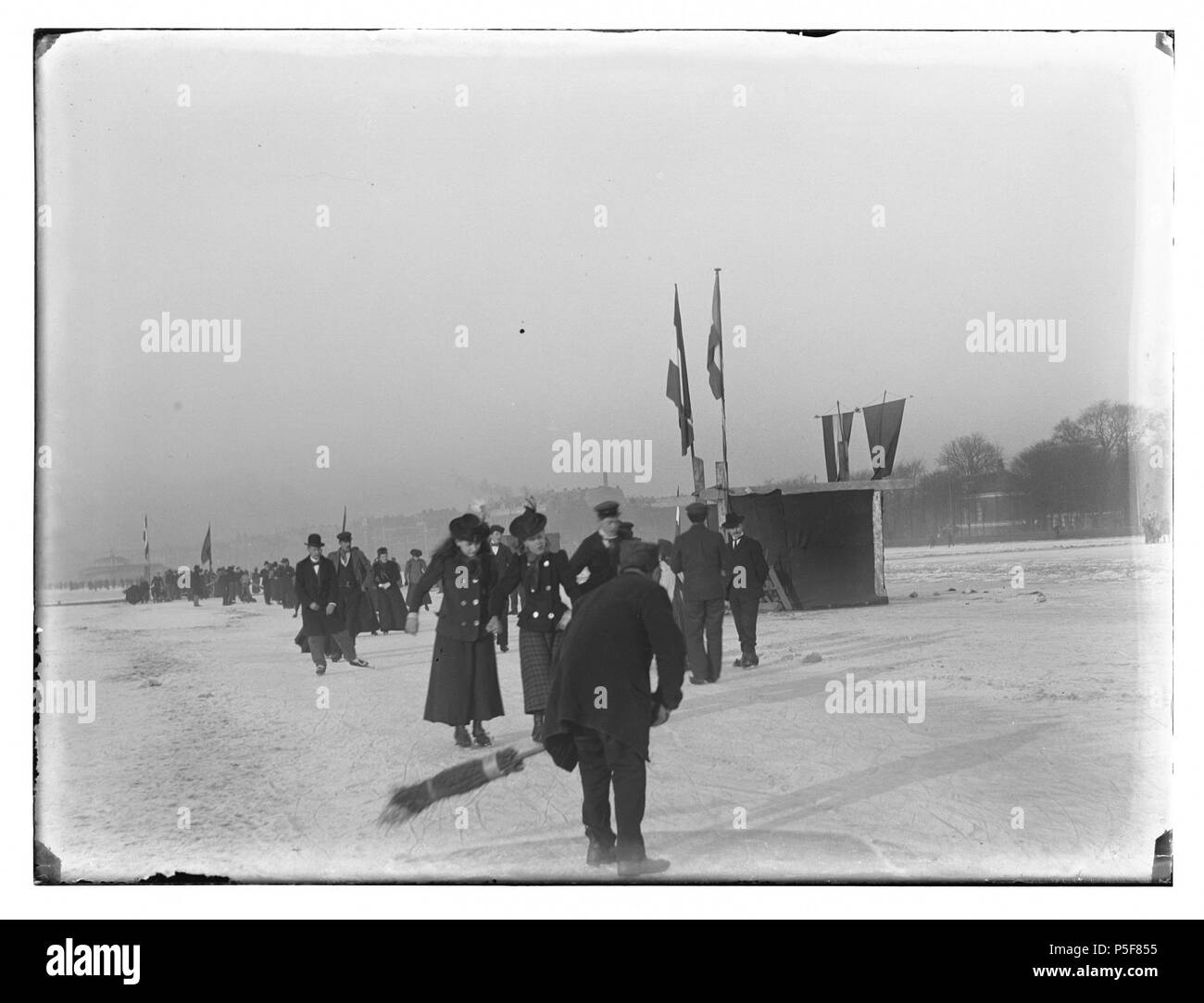 N/A. Nederlands: Beschrijving IJspret Amstel. Gezien in noordelijke richting naar de Weesperzijde. Documenttype foto Vervaardiger Olie'', Jacob (1834-1905) Collectie Collectie Giacobbe Olie Jbz. Datering 16 januari 1901 Geografische naam Amstel Inventarissen http://stadsarchief.amsterdam.nl/archief/10019 Afbeeldingsbestand 010019001324 generato con Dememorixer . Il 16 gennaio 1901. Giacobbe Olie (1834-1905) nomi alternativi Giacobbe Olie Jbz. Giacobbe Olie Jbzn. Descrizione fotografo olandese Data di nascita e morte 19 Ottobre 1834 25 aprile 1905 Luogo di nascita e morte Amsterdam Amsterdam Wo Foto Stock