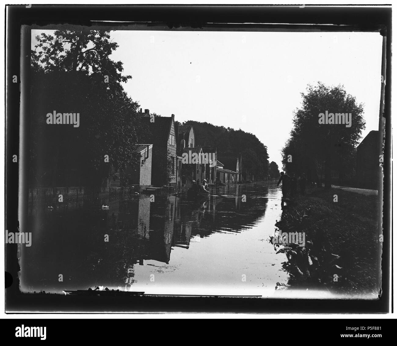 N/A. Nederlands: Beschrijving 's-Graveland Kanaal incontrato huizen. Documenttype foto Vervaardiger Olie, Jacob (1834-1905) Collectie Collectie Giacobbe Olie Jbz. Datering 18 Augustus 1901 Inventarissen http://stadsarchief.amsterdam.nl/archief/10019 Afbeeldingsbestand 10019A001542 generato con Dememorixer . Il 18 agosto 1901. Giacobbe Olie (1834-1905) nomi alternativi Giacobbe Olie Jbz. Giacobbe Olie Jbzn. Descrizione fotografo olandese Data di nascita e morte 19 Ottobre 1834 25 aprile 1905 Luogo di nascita e morte Amsterdam Amsterdam periodo di lavoro lavoro 1847-1905 posizione Amsterdam (1847-1905), Abcoude Foto Stock