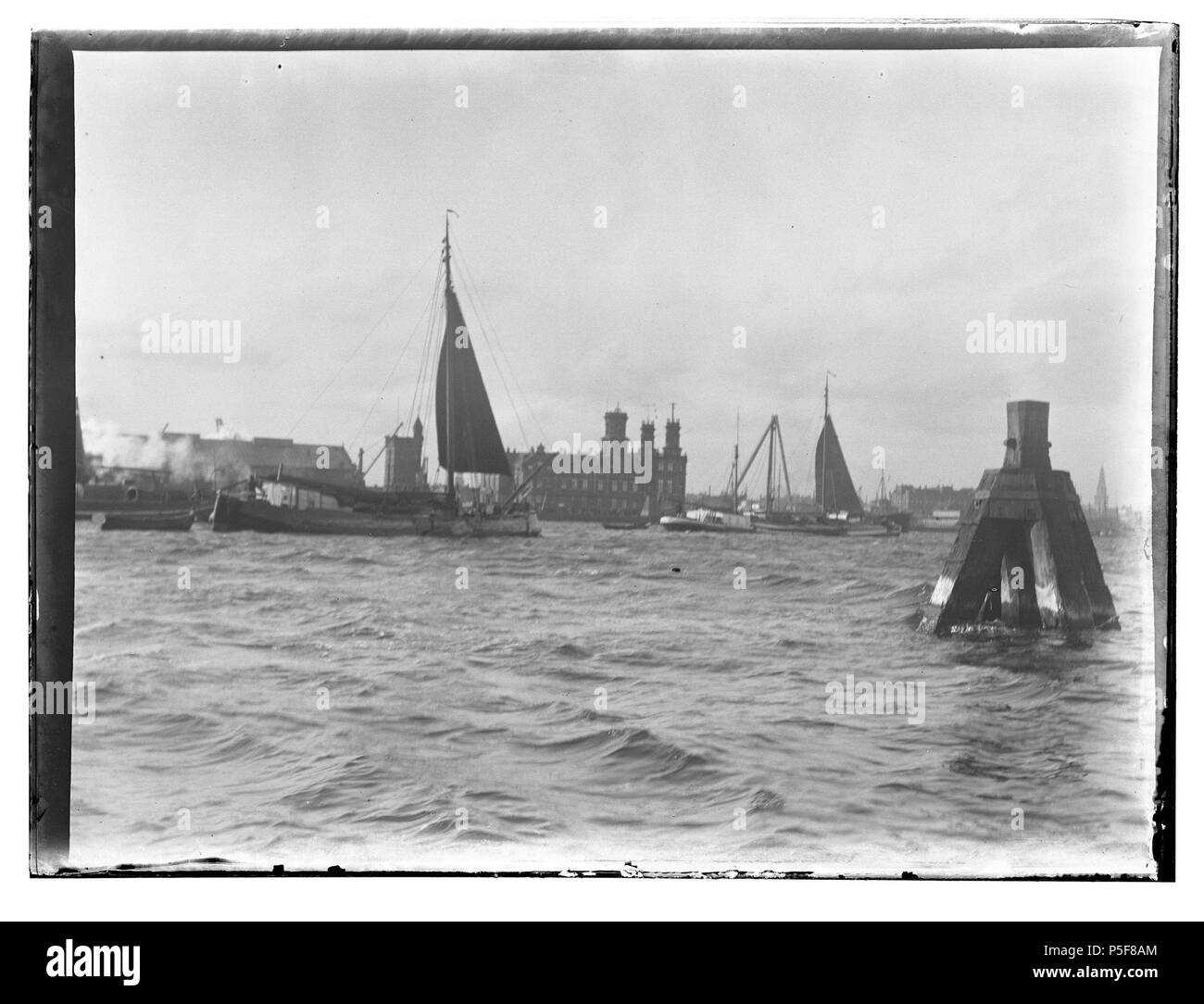 N/A. Nederlands: Beschrijving Afgesloten IJ Gezien naar Oostelijke Handelskade en het gebouw van het Koninklijk Nederlands Meteorologisch Instituut (KNMI). Documenttype foto Vervaardiger Olie'', Jacob (1834-1905) Collectie Collectie Giacobbe Olie Jbz. Datering februari 1902 Geografische naam IJ Inventarissen http://stadsarchief.amsterdam.nl/archief/10019 Afbeeldingsbestand 010019001436 generato con Dememorixer . Febbraio 1902. Giacobbe Olie (1834-1905) nomi alternativi Giacobbe Olie Jbz. Giacobbe Olie Jbzn. Descrizione fotografo olandese Data di nascita e morte 19 Ottobre 1834 25 aprile 1905 Foto Stock