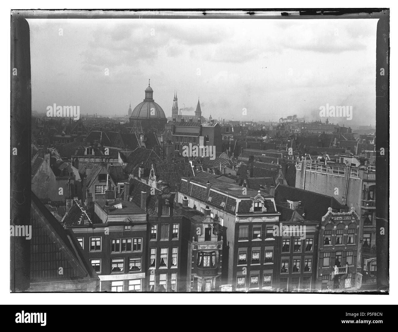 N/A. Nederlands: Beschrijving Damrak 31 (GED.)-38 (v.r.n.l.) in Vogelvlucht westelijke richting Vanaf de Koopmansbeurs naar de Nieuwezijds Voorburgwal'', Ronde Lutherse Kerk en de torens van de r.-k. kerk 'De Posthoorn', Haarlemmerstraat 124. Documenttype foto Vervaardiger Olie'', Jacob (1834-1905) Collectie Collectie Giacobbe Olie Jbz. Datering settembre 1902 Geografische naam Damrak Inventarissen http://stadsarchief.amsterdam.nl/archief/10019 Afbeeldingsbestand 010019001507 generato con Dememorixer . Settembre 1902. Giacobbe Olie (1834-1905) nomi alternativi Giacobbe Olie Jbz. Jaco Foto Stock