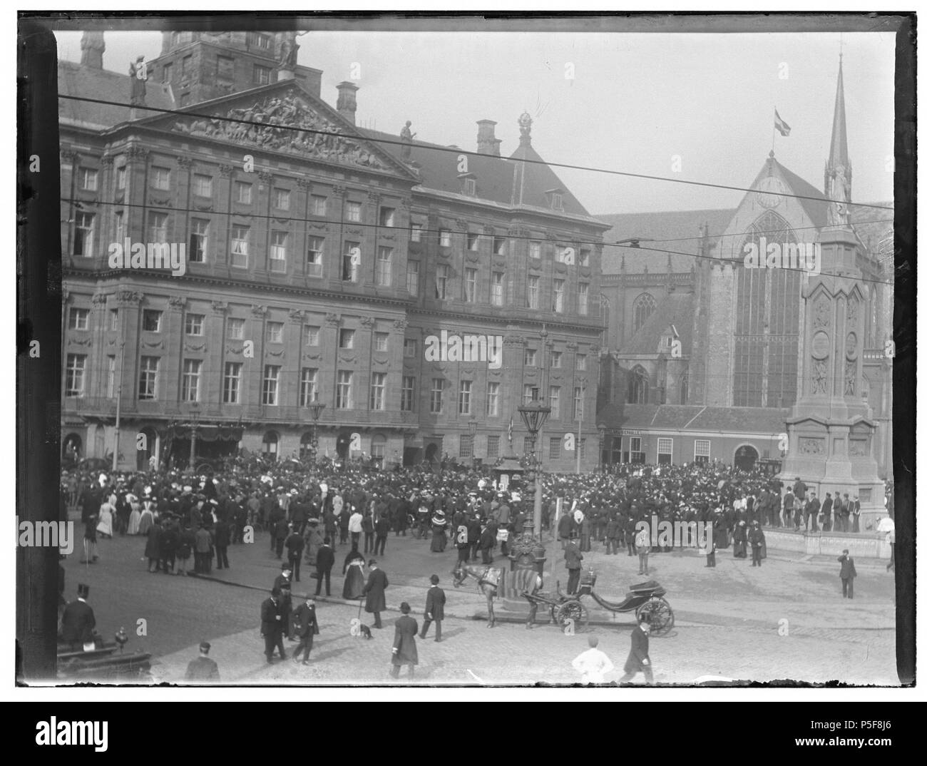 N/A. Nederlands: Beschrijving Dam'', noordwestzijde tijdens het bezoek van koningin Wilhelmina'', gezien naar Koninklijk Paleis en Nieuwe Kerk. Rechts è Naatje van de Dam (afgebroken nel 1914). Documenttype foto Vervaardiger Olie'', Jacob (1834-1905) Collectie Collectie Giacobbe Olie Jbz. Datering 26 settembre 1904 Geografische naam Dam Inventarissen http://stadsarchief.amsterdam.nl/archief/10019 Afbeeldingsbestand 010019001635 generato con Dememorixer . Il 26 settembre 1904. Giacobbe Olie (1834-1905) nomi alternativi Giacobbe Olie Jbz. Giacobbe Olie Jbzn. Descrizione fotografo olandese da Foto Stock