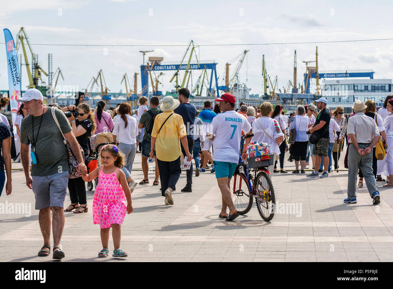 "Ziua isti ' - Giornata internazionale del rumeno camicetta ,tradizionale celebrazione sulla riva del Mar Nero in Constanta, Romania. Foto Stock