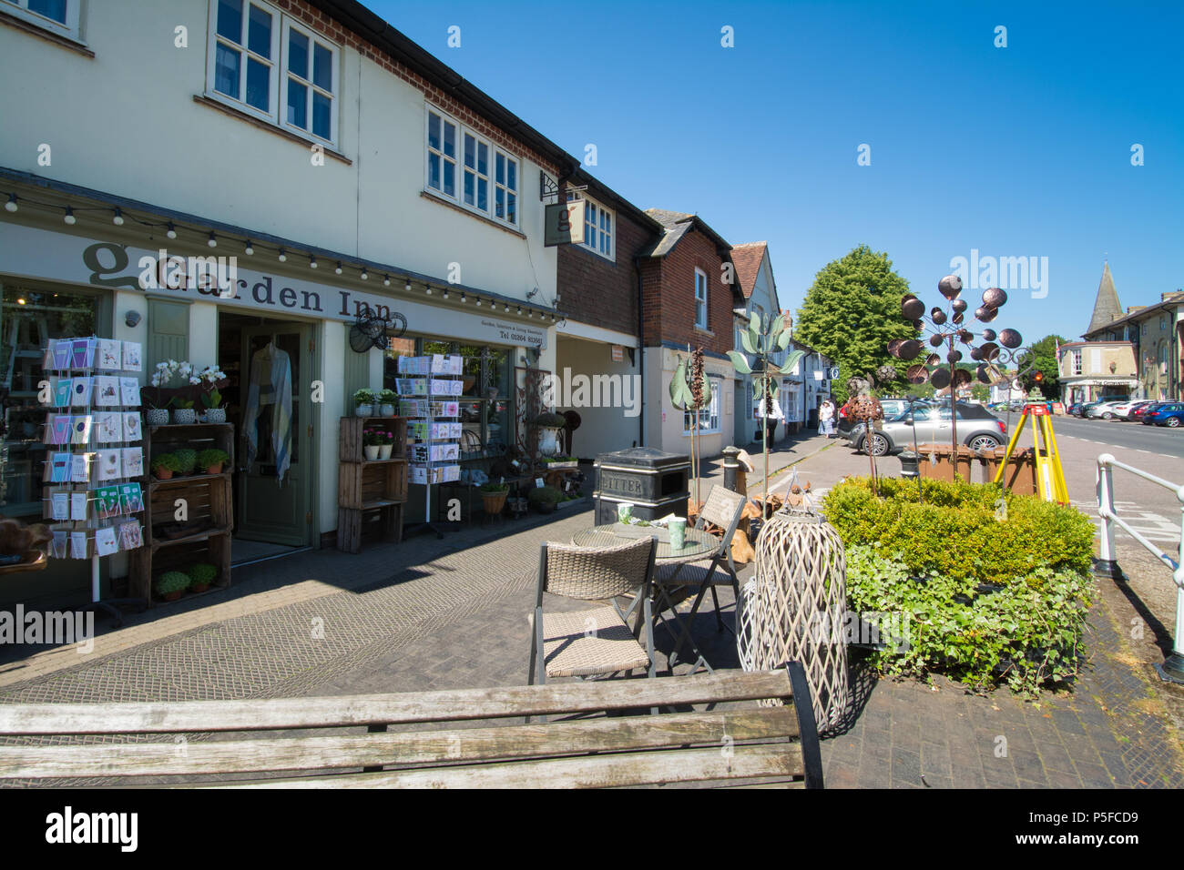 Il centro della città di Stockbridge, Hampshire, una delle più piccole città nel Regno Unito su una soleggiata giornata estiva Foto Stock