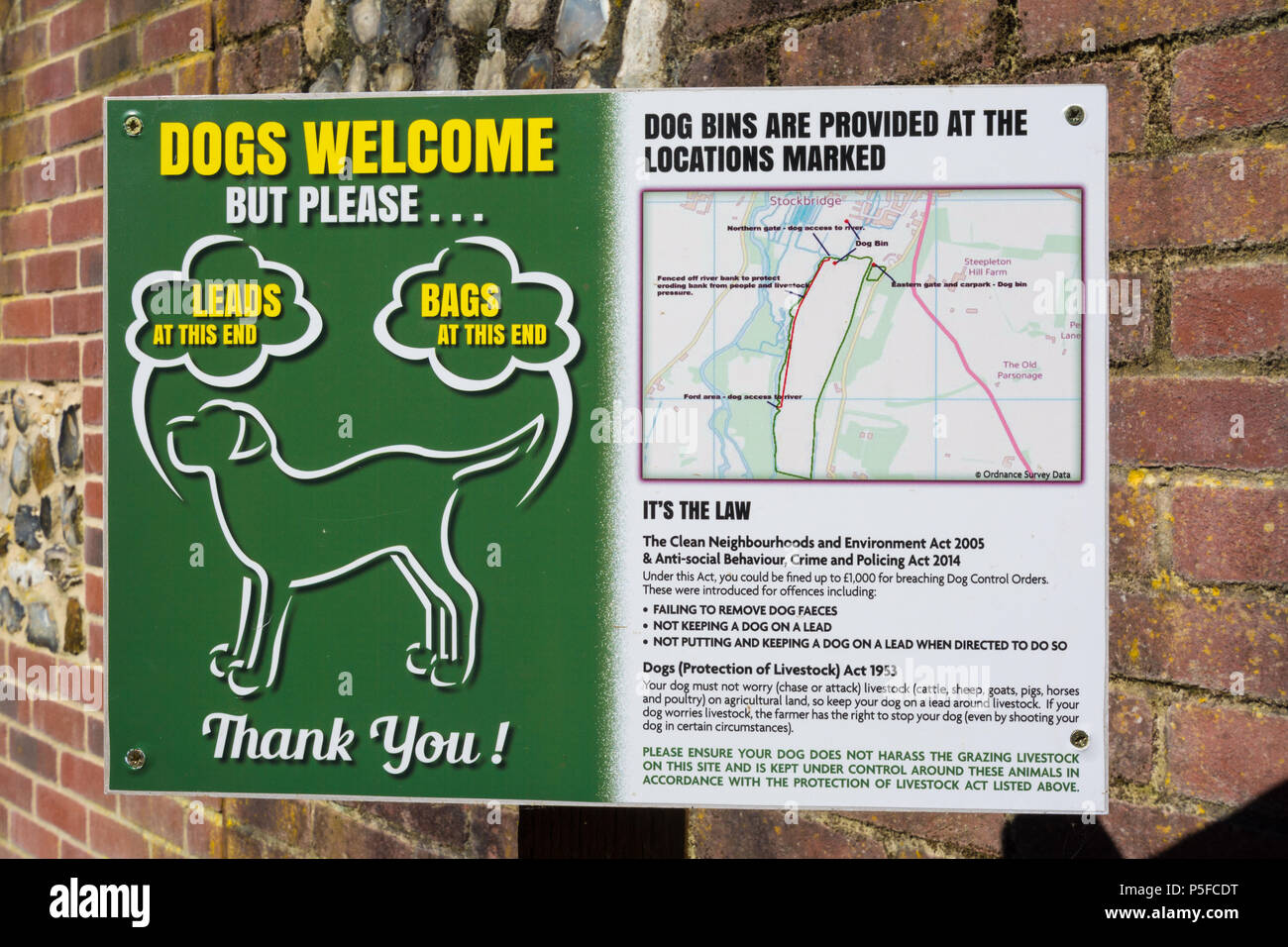 Segno per il cane walkers dal fiume sentiero di prova a Stockbridge, Hampshire, Regno Unito - i cani sono ammessi ma si prega di conduce a questo fine e sacchetti a tal fine Foto Stock