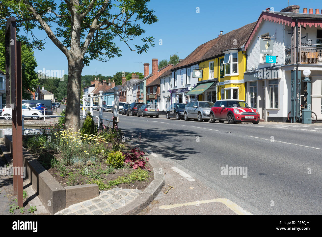 Vista del pittoresco centro storico di Stockbridge, Hampshire, una delle più piccole città nel Regno Unito su una soleggiata giornata estiva Foto Stock