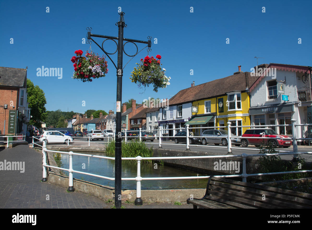 Vista del pittoresco centro storico di Stockbridge, Hampshire, una delle più piccole città nel Regno Unito su una soleggiata giornata estiva Foto Stock