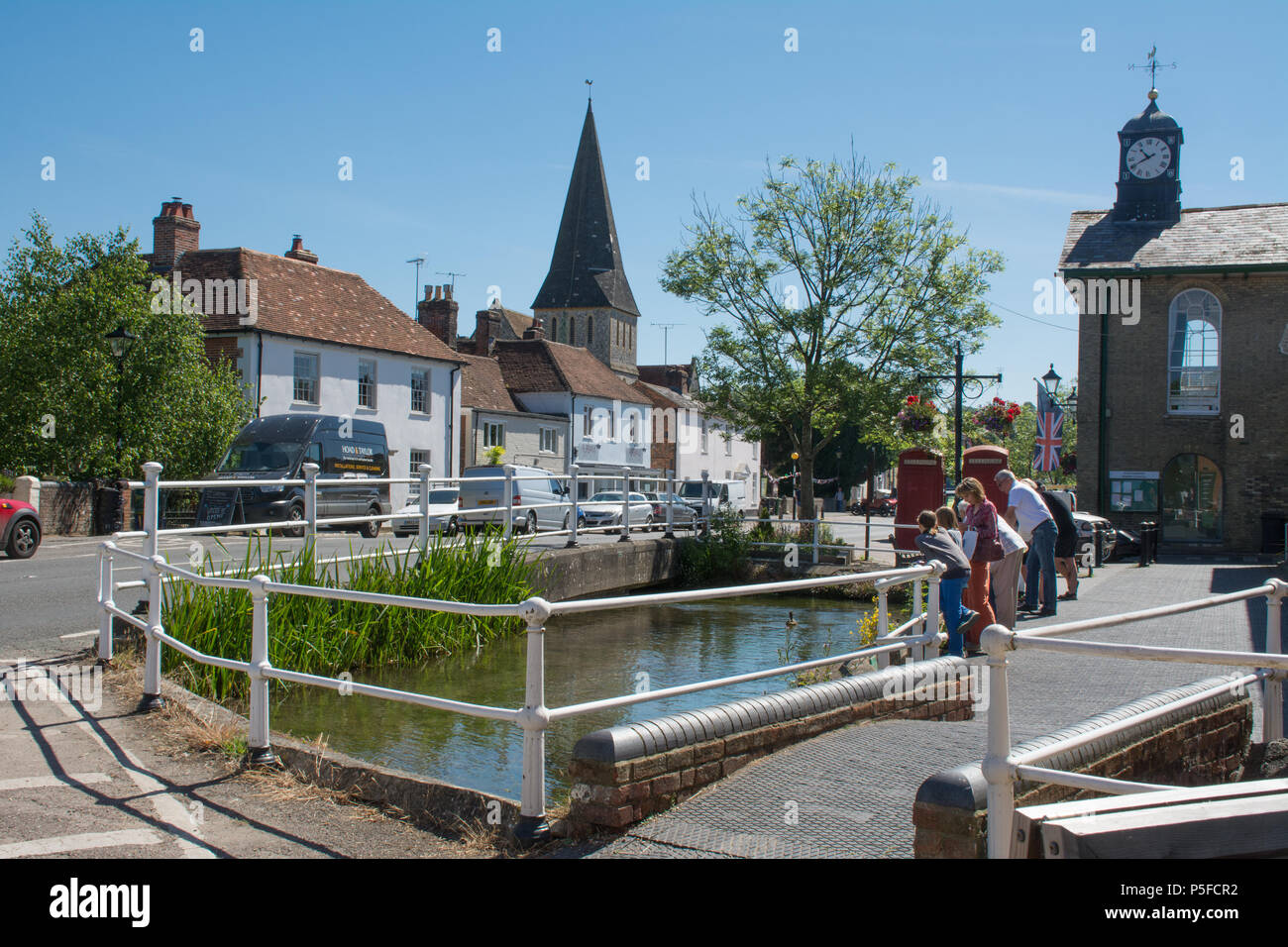 Vista del pittoresco centro storico di Stockbridge, Hampshire, una delle più piccole città nel Regno Unito su una soleggiata giornata estiva Foto Stock