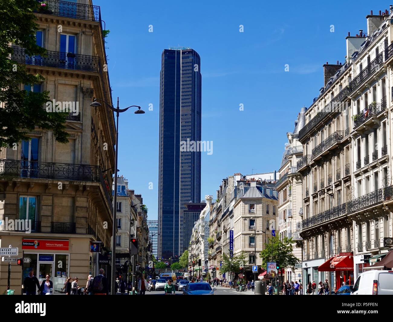 Guardando verso il basso rue de Rennes verso la Torre di Montparnasse, Parigi, Francia Foto Stock