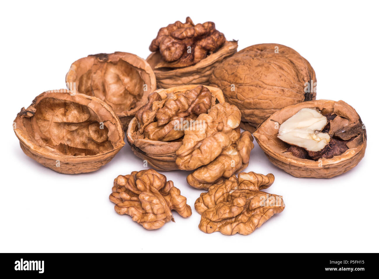 Gruppo di pelati gherigli di noce isolati su sfondo bianco. Foto Stock