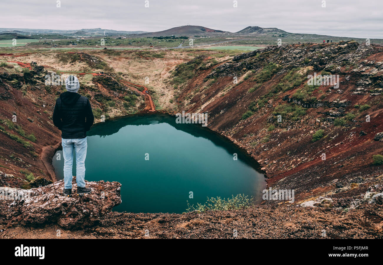 Guy guardando giù per la Kreio il cratere del lago Foto Stock