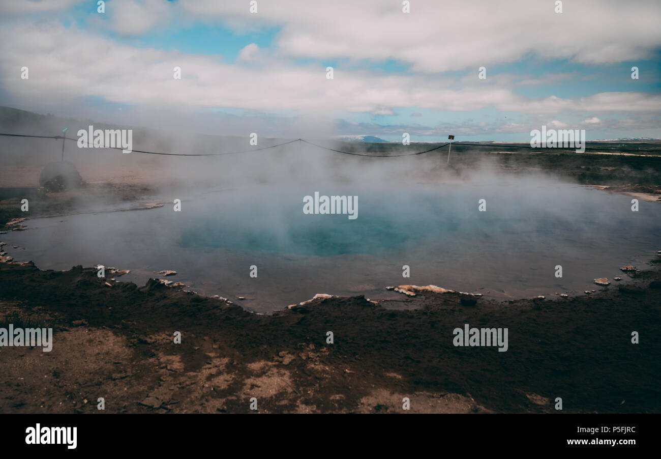 Geysir molto calda acqua blu molla con vapore in Islanda Foto Stock