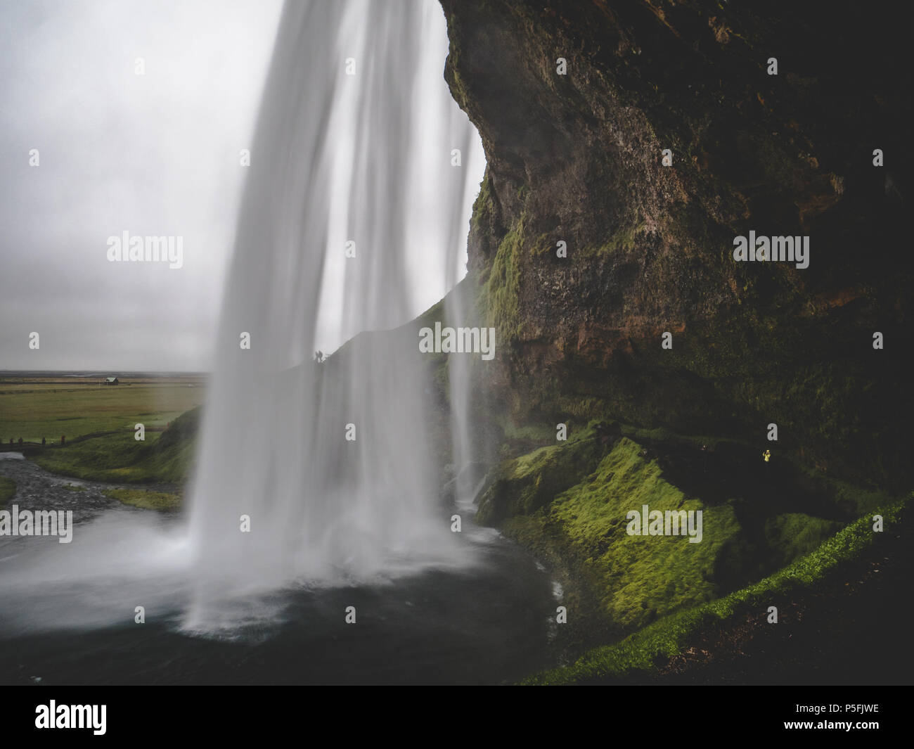 Cascata Seljalandsfoss in Islanda il passaggio sotto la cascata esposizione lunga grenn Foto Stock