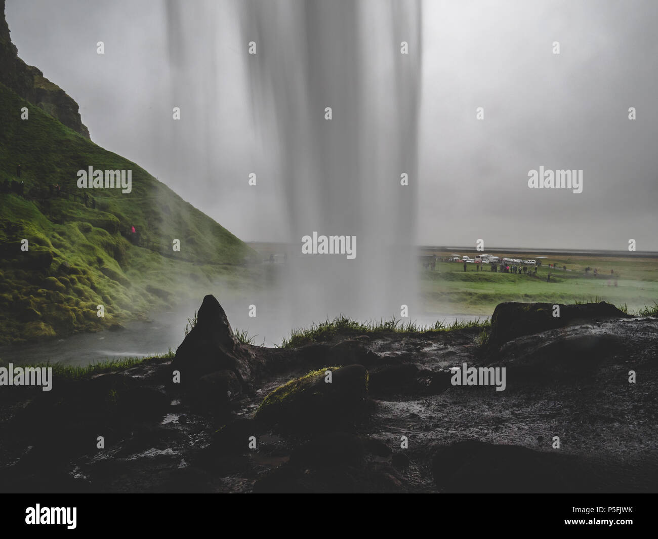 Cascata Seljalandsfoss in Islanda il passaggio sotto la cascata esposizione lunga m Foto Stock