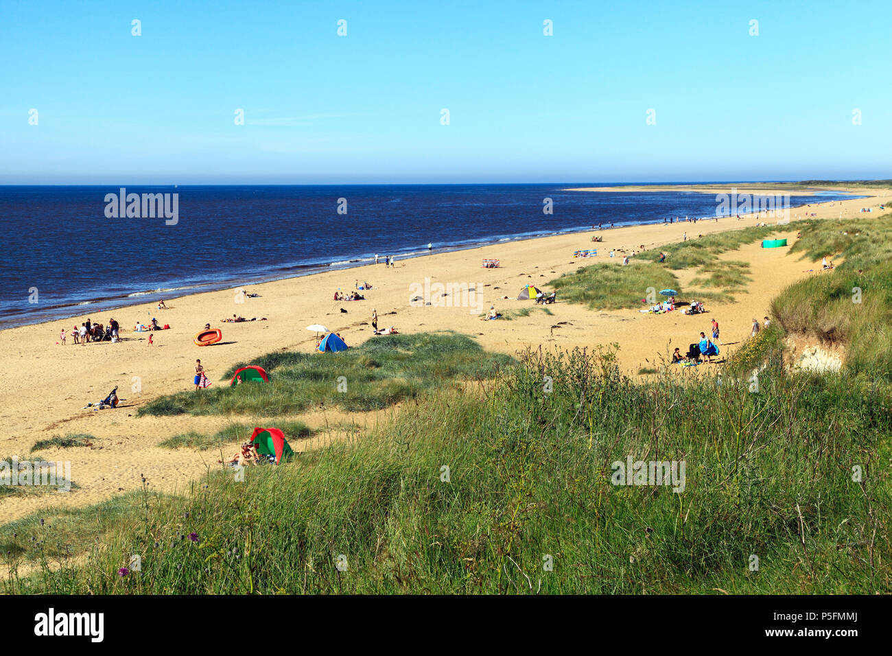 Old Hunstanton, spiaggia di sabbia a prendere il sole, bay, costa del Mare del Nord, Norfolk, Inghilterra, Regno Unito Foto Stock