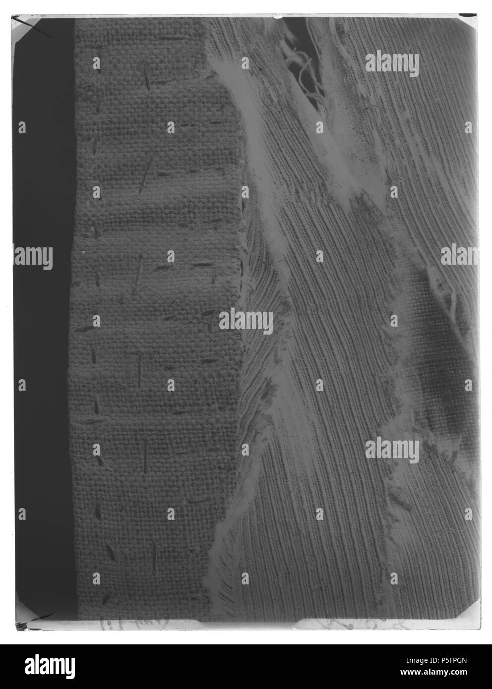 Av Byxor svart sidenrips. Svenska: Tillhört Karl Gustav X (1622-1660). Byxorna som är redan framhållits mycket vida. På grund av tygets stora bredd har uomo dockej behövt skarva dem. Enbart ho sidorna och fram- och baktill är sömmarna placerade. Isidsömmarna är de drygt 22 cm långa placerade ficksprunden, man har vikt in sömmarna något.Fram är ett mycket långt sprund, ca 45 cm, med en 35 cm lång knäppslå. Denna har 21knapphål (2,5 cm långa). Endast 7 st små (d: 1,1 cm) knappar finlandesi kvar på motstående sida.De är av ordinamento samma som de 2 små ho jackans krage. På höger framstycke finlandesi också ett accesa Foto Stock