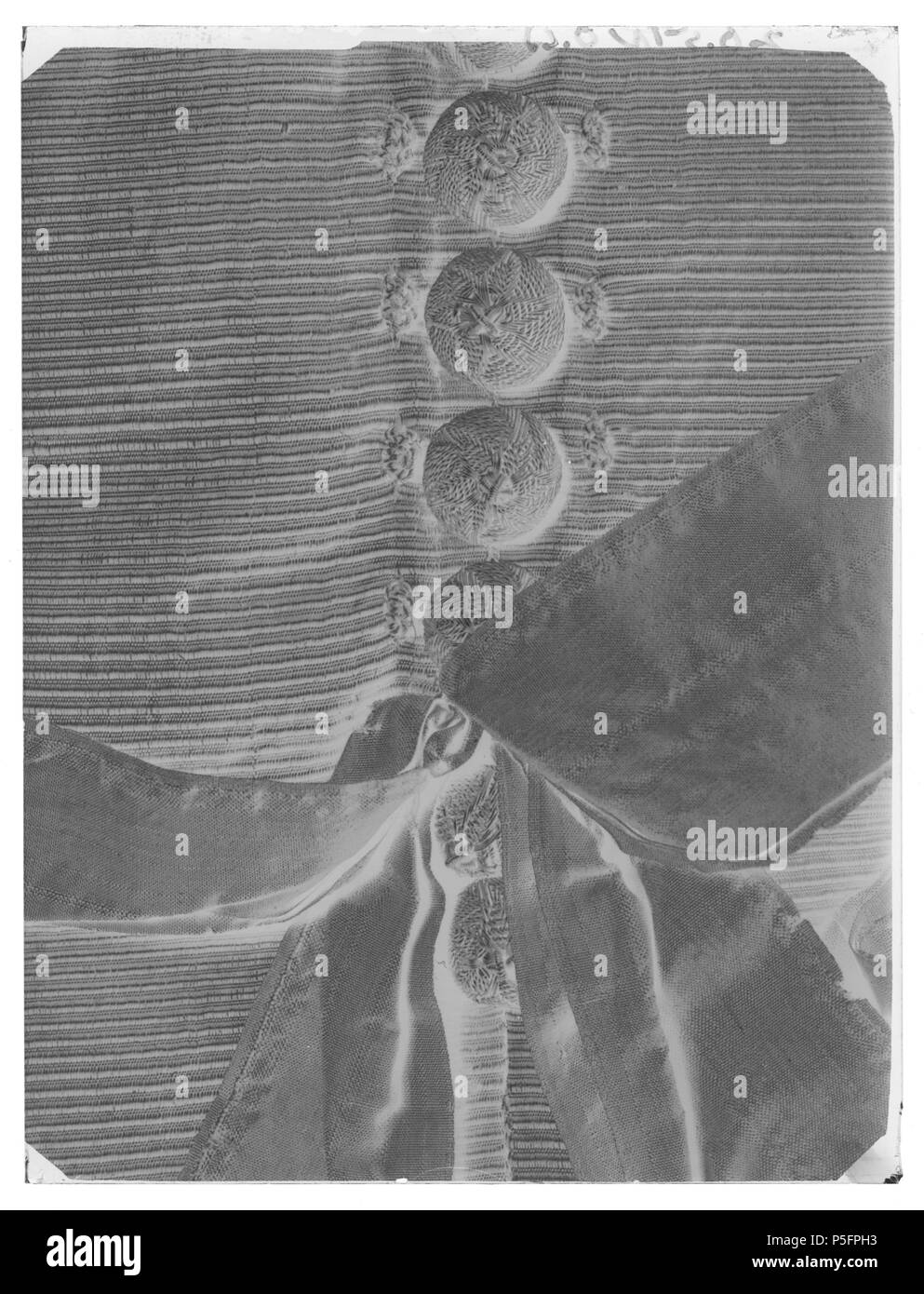 Av Byxor svart sidenrips. Svenska: Tillhört Karl Gustav X (1622-1660). Byxorna som är redan framhållits mycket vida. På grund av tygets stora bredd har uomo dockej behövt skarva dem. Enbart ho sidorna och fram- och baktill är sömmarna placerade. Isidsömmarna är de drygt 22 cm långa placerade ficksprunden, man har vikt in sömmarna något.Fram är ett mycket långt sprund, ca 45 cm, med en 35 cm lång knäppslå. Denna har 21knapphål (2,5 cm långa). Endast 7 st små (d: 1,1 cm) knappar finlandesi kvar på motstående sida.De är av ordinamento samma som de 2 små ho jackans krage. På höger framstycke finlandesi också ett accesa Foto Stock