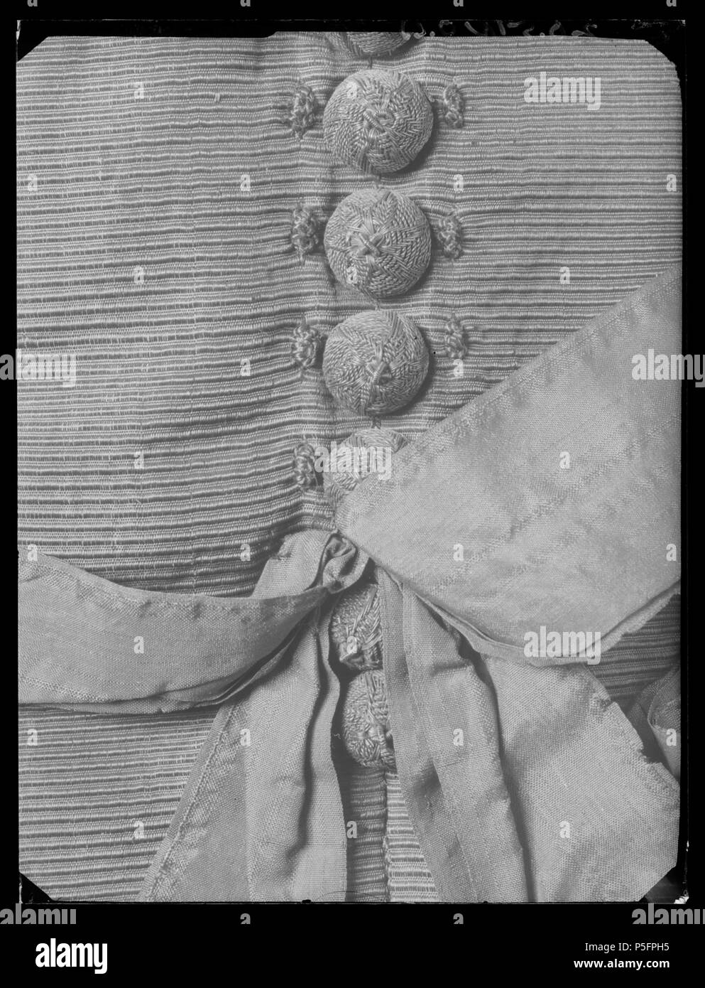 Av Byxor svart sidenrips. Svenska: Tillhört Karl Gustav X (1622-1660). Byxorna som är redan framhållits mycket vida. På grund av tygets stora bredd har uomo dockej behövt skarva dem. Enbart ho sidorna och fram- och baktill är sömmarna placerade. Isidsömmarna är de drygt 22 cm långa placerade ficksprunden, man har vikt in sömmarna något.Fram är ett mycket långt sprund, ca 45 cm, med en 35 cm lång knäppslå. Denna har 21knapphål (2,5 cm långa). Endast 7 st små (d: 1,1 cm) knappar finlandesi kvar på motstående sida.De är av ordinamento samma som de 2 små ho jackans krage. På höger framstycke finlandesi också ett accesa Foto Stock