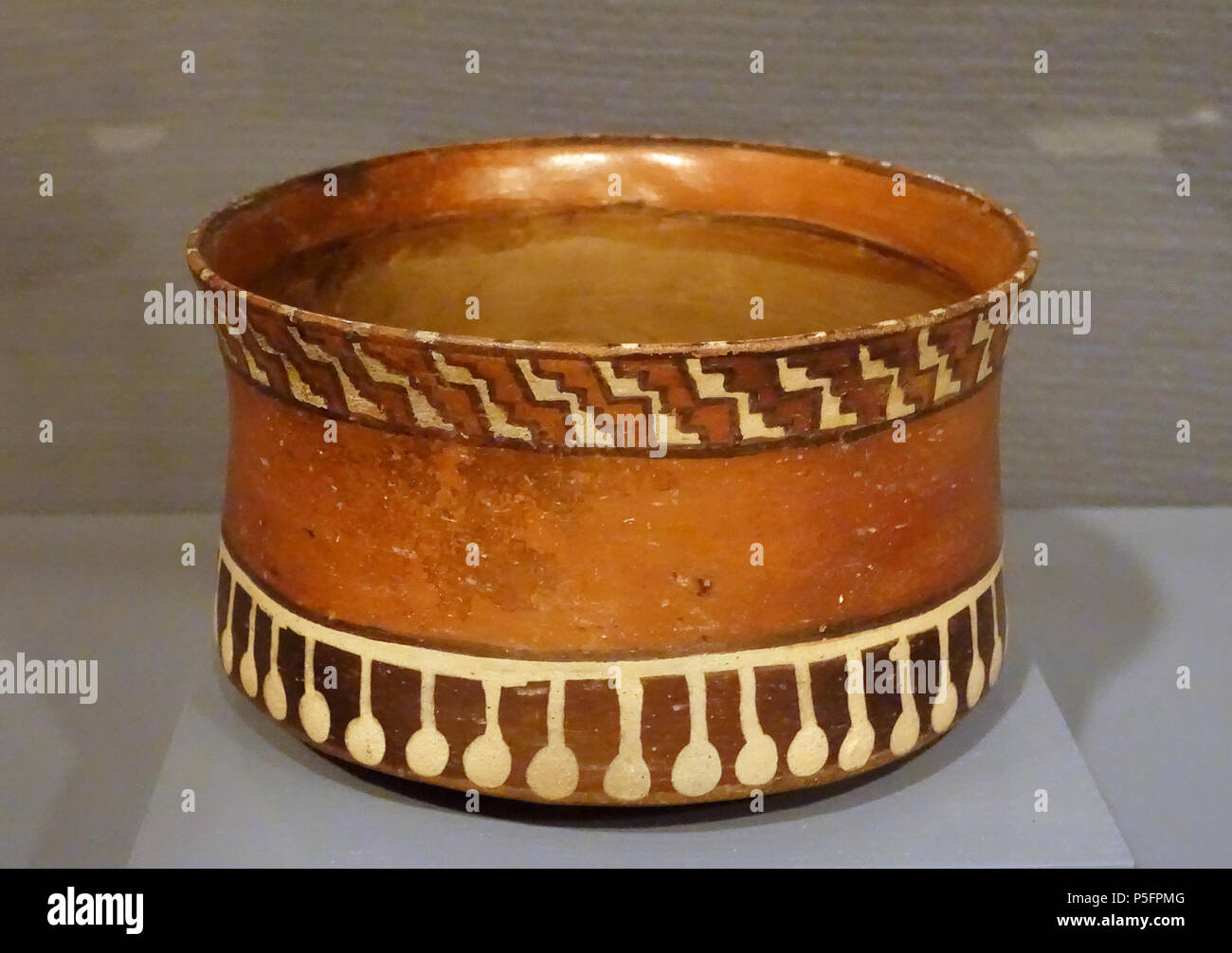 N/A. Inglese: presentano nell'Krannert Art Museum, Università dell'Illinois a Urbana-Champaign - Urbana-Champaign, Illinois, Stati Uniti d'America. Questo lavoro è abbastanza vecchio in modo che sia in . 15 giugno 2015, 12:47:12. Daderot 228 ciotola, Perù, Ica, south coast a Ocucaje, Ica River Valley, c. Annuncio 1000-1470, coccio con smalto di slittamento - Krannert Art Museum, UIUC - DSC06389 Foto Stock