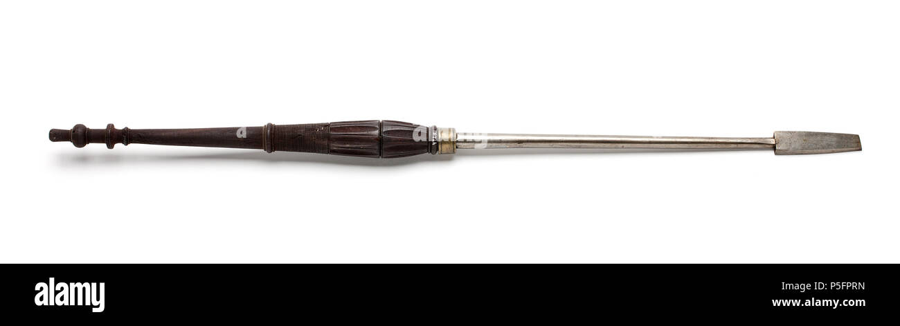 . Nota: per scopi documentali la descrizione originale è stato conservato. Correzioni fattuali e descrizioni alternative sono incoraggiati separatamente dalla descrizione originale. Borr Nyckelord: Svarvstål, Föremålsbild. Svarvstål . Svenska: Rund klinga, ho änden med romboid genomskärning. En främre uovo och två sidoeggar. Svarvat, profilerat och kannelerat skaft mahogny av, ringen bortfallen. . Dal 1650 fino al 1675. N/A 225 Borr - Skoklosters slott - 105860 Foto Stock