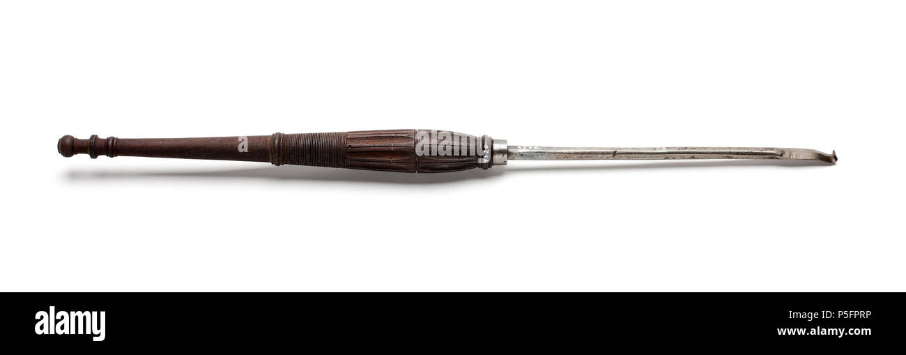 . Nota: per scopi documentali la descrizione originale è stato conservato. Correzioni fattuali e descrizioni alternative sono incoraggiati separatamente dalla descrizione originale. Borr Nyckelord: Svarvstål, Föremålsbild. Svarvstål . Svenska: Klinga med åttsidig genomskärning. Ände Tillplattad med böjd spets, uovo efter två sidor. Stämplat på klingan: riksäpple eller venustecken. Svarvat skaft mahogny av med profilerad ände och kannelurer mot basi, stålring. . Dal 1650 fino al 1675. N/A 225 Borr - Skoklosters slott - 105861 Foto Stock