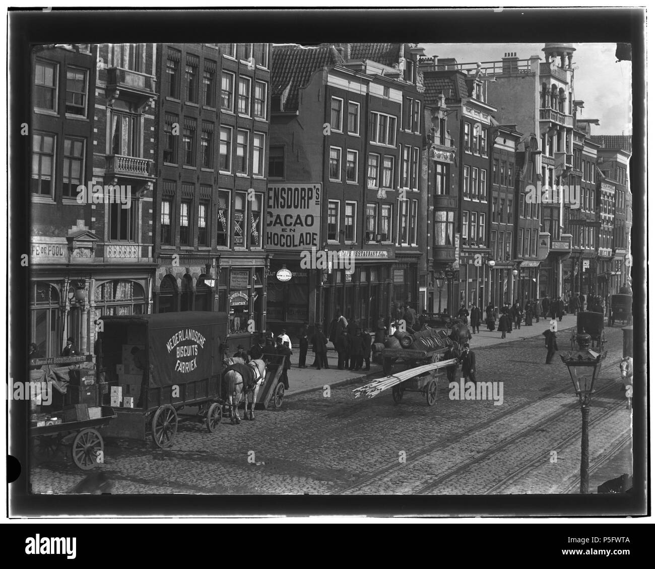 N/A. Nederlands: Beschrijving Damrak 28 t/m 43 (v.r.n.l.) Gezien naar Oudebrugsteeg. Documenttype foto Vervaardiger Olie'', Jacob (1834-1905) Collectie Collectie Giacobbe Olie Jbz. Datering 3 aprile 1897 Geografische naam Damrak Inventarissen http://stadsarchief.amsterdam.nl/archief/10019 Afbeeldingsbestand 10019A000128 generato con Dememorixer . 3 aprile 1897. Giacobbe Olie (1834-1905) nomi alternativi Giacobbe Olie Jbz. Giacobbe Olie Jbzn. Descrizione fotografo olandese Data di nascita e morte 19 Ottobre 1834 25 aprile 1905 Luogo di nascita e morte Amsterdam Amsterdam periodo di lavoro 1847-1905 Foto Stock