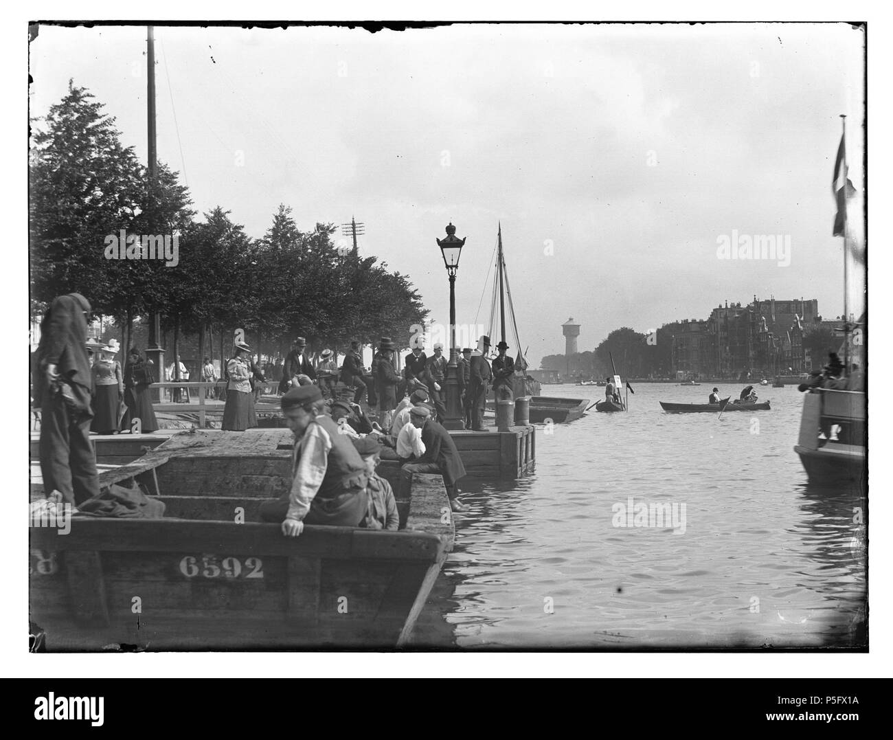 N/A. Nederlands: Beschrijving Amstel Gezien in zuidelijke richting. Rechts op de achtergrond è de Amsteldijk. Steiger veerpont over de Amstel t.h.v. Eerste Oosterparkstraat. Rechts è de Hoek van de Tolstraat. Op de achtergrond è de Watertoren Nieuwer-Amstel. Documenttype foto Vervaardiger Olie'', Jacob (1834-1905) Collectie Collectie Giacobbe Olie Jbz. Datering 17 juni 1898 Geografische naam Amstel Inventarissen http://stadsarchief.amsterdam.nl/archief/10019 Afbeeldingsbestand 010019001175 generato con Dememorixer . Il 17 giugno 1898. Giacobbe Olie (1834-1905) nomi alternativi Giacobbe O Foto Stock